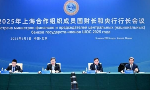 普京终于低头，俄罗斯拱手让出上合主导权，由中方主导成立新开发银行，标志俄方正式退