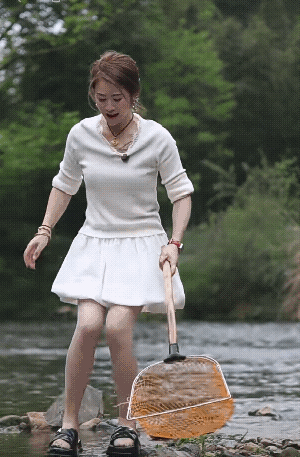 也不知道买多几条来放，小溪没这种鳗鱼吧！[哭哭]