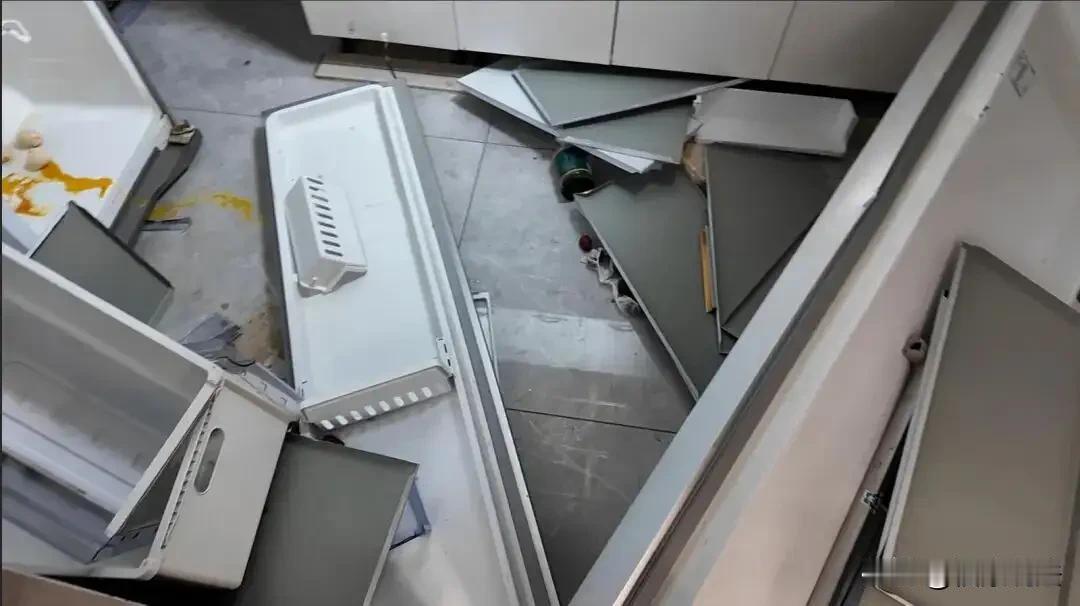 云南昆明，女子家的老冰箱不制冷了，她花了300元找某平台上门2次维修，不料4天后