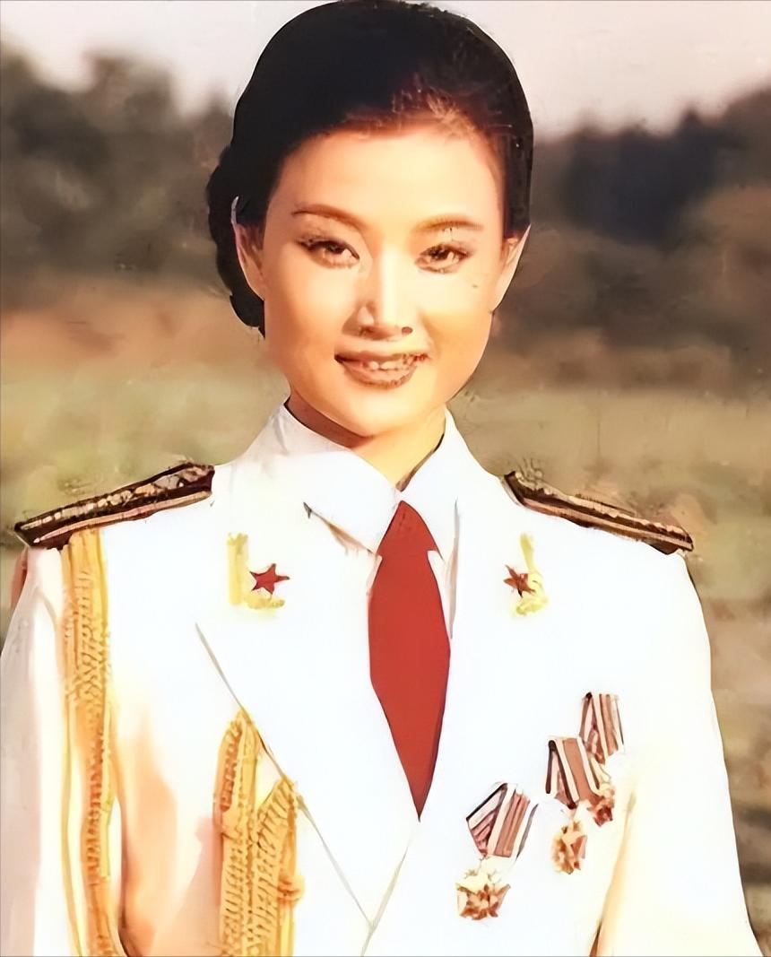 1996年，歌坛天后宋祖英正火得如日中天，谁也没想到，她会亲手把自家那个刚满18