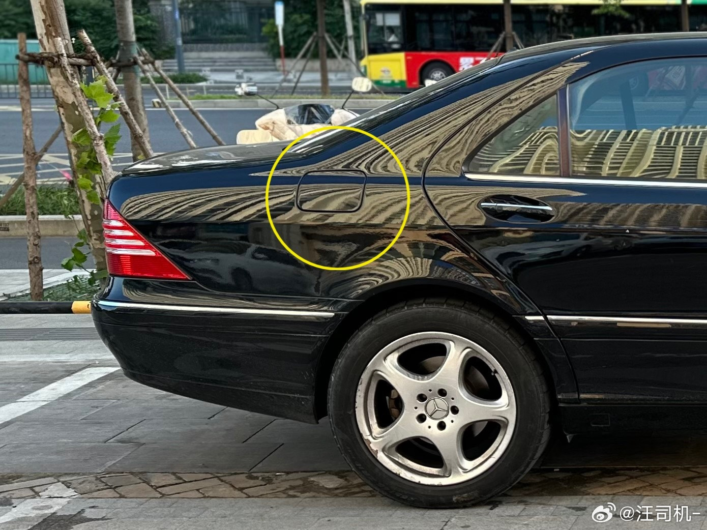 w220蝴蝶奔的加油口横跨两个曲面，在造型上算个败笔，但背后的原因却非常高级。