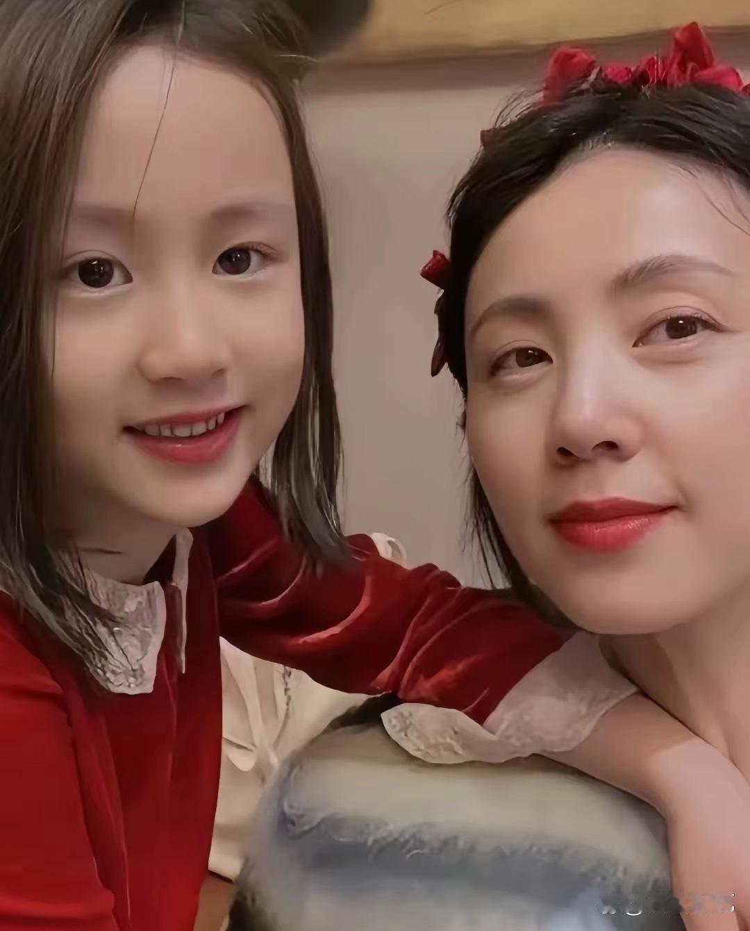 黄磊的二女儿跟黄磊也太像了吧！颜值也遗传了父母的优点