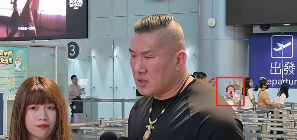 在机场被绿蛙辱骂馆长怒斥“青鸟邪教”针对昨天的大罢免，馆长今天（27