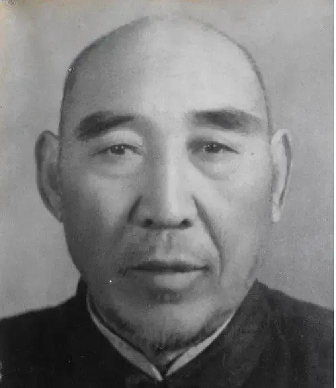 1936年柏林，他三拳打服欧洲拳王，奥委会紧急叫停直播。这不是表演赛。中国