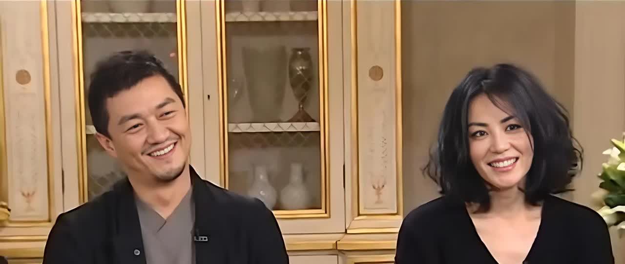 杨澜问王菲:觉得李亚鹏对待窦靖童和李嫣一样吗？王菲说:表面上看是一样的，内心