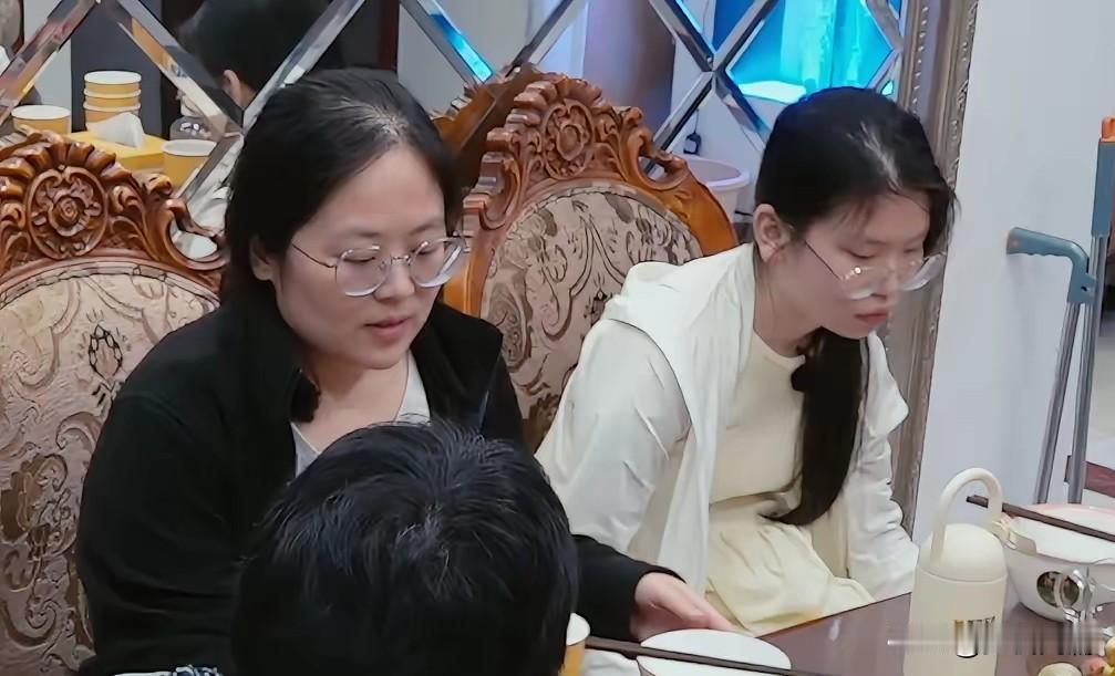 这样的妈妈真的令人扫兴！明明是邀请了一帮朋友来家里给女儿过18岁的生日，可是妈