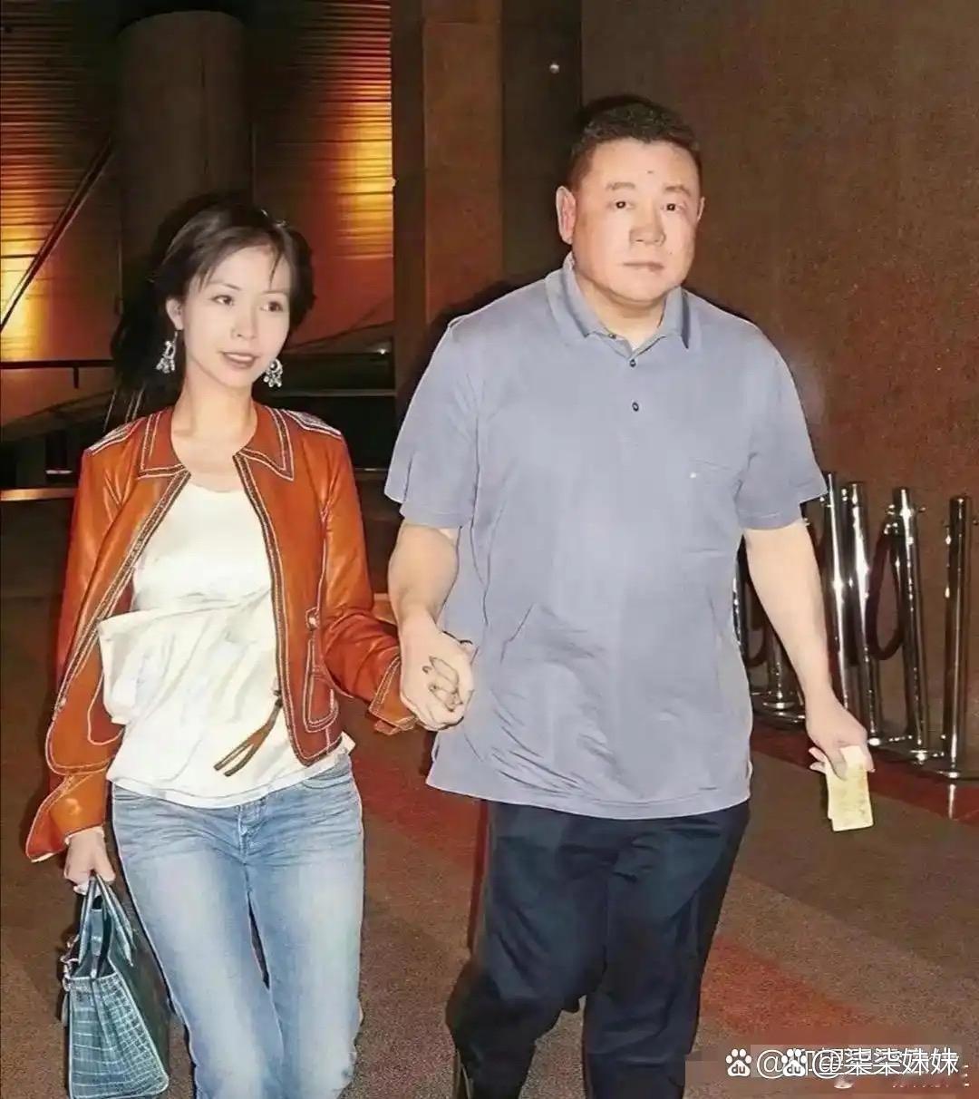 1991年，刘銮雄在丽晶酒店给蔡少芬办了18岁成人礼，50桌宴席还有五层蛋糕，轰