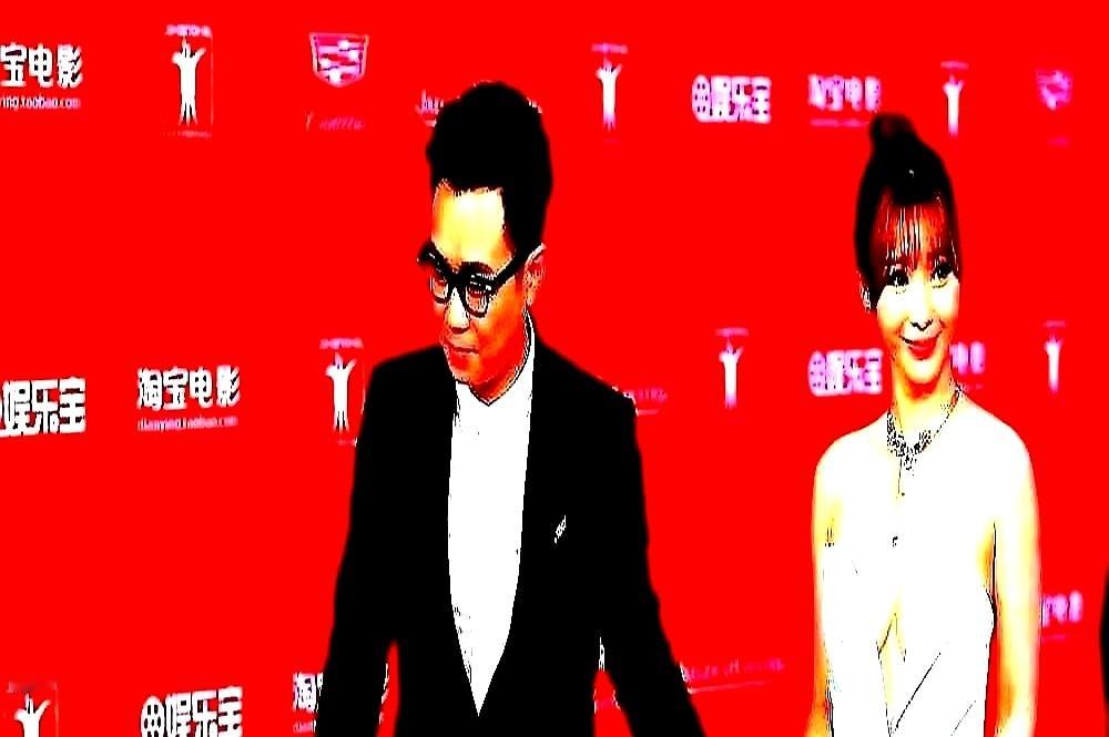 大鹏死死捏着筷子把脏话咽回去的三年后，专门写了场天台戏。当年制片人端着酒杯当众对柳岩开黄腔，满桌哄笑