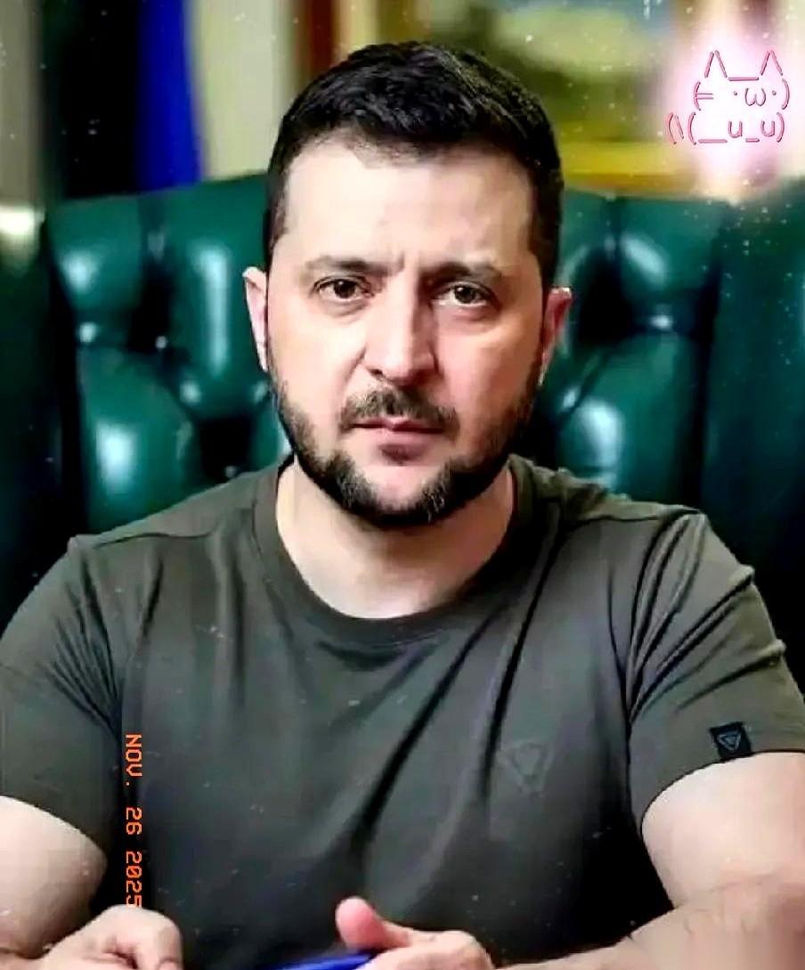 11月26日，绝对是今年最黑色幽默的一幕。泽连斯基前脚刚对着镜头挺直腰杆宣告“