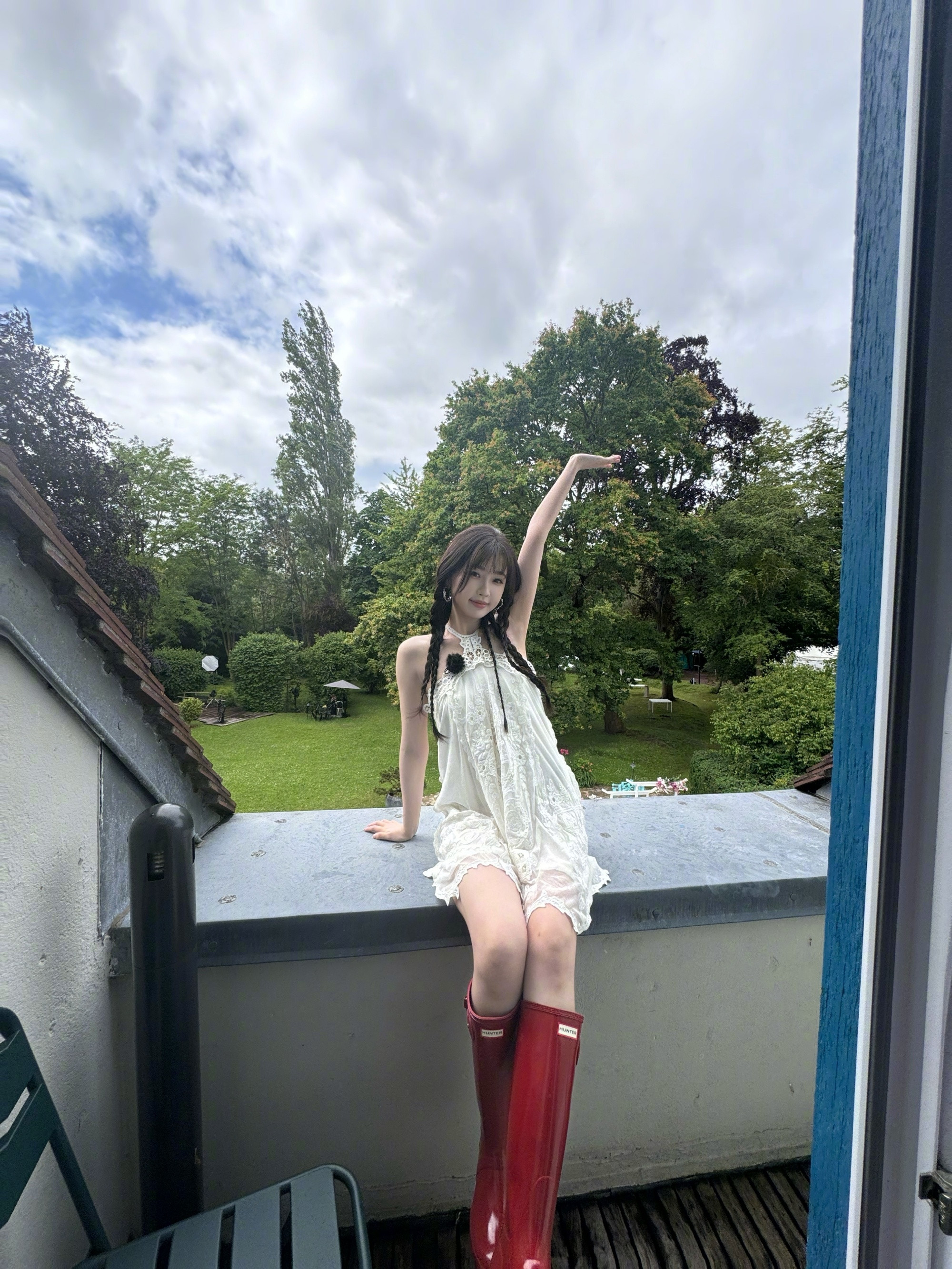 虞书欣青色绣花裙，温婉甜美​​​