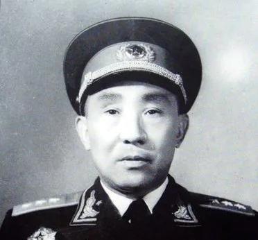 1948年11月，在沈阳解放后，李聚奎接到东野参谋长刘亚楼的来电，要他带些人到沈