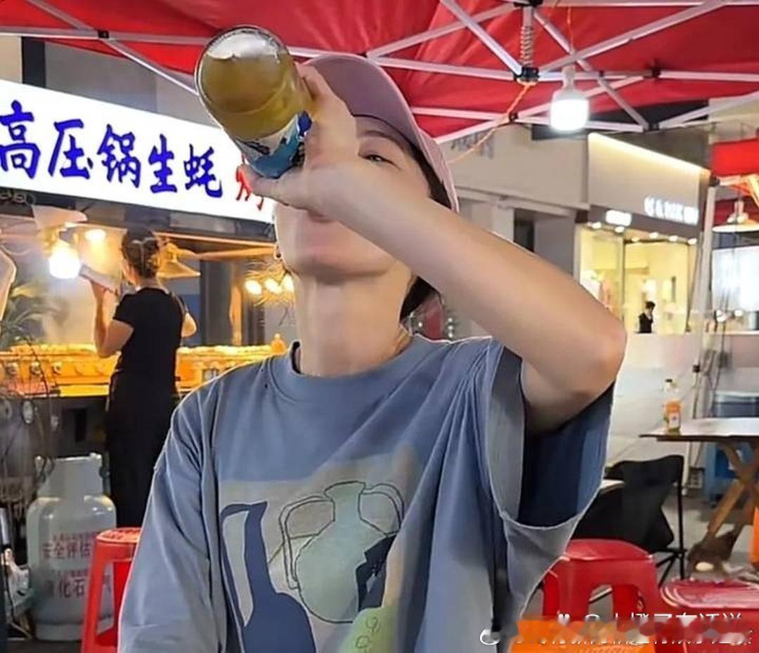 姚笛回嘉兴老家，穿着宽松T恤去吃烤串。私底下的她性格算是很豪爽的类型吧，年龄越大