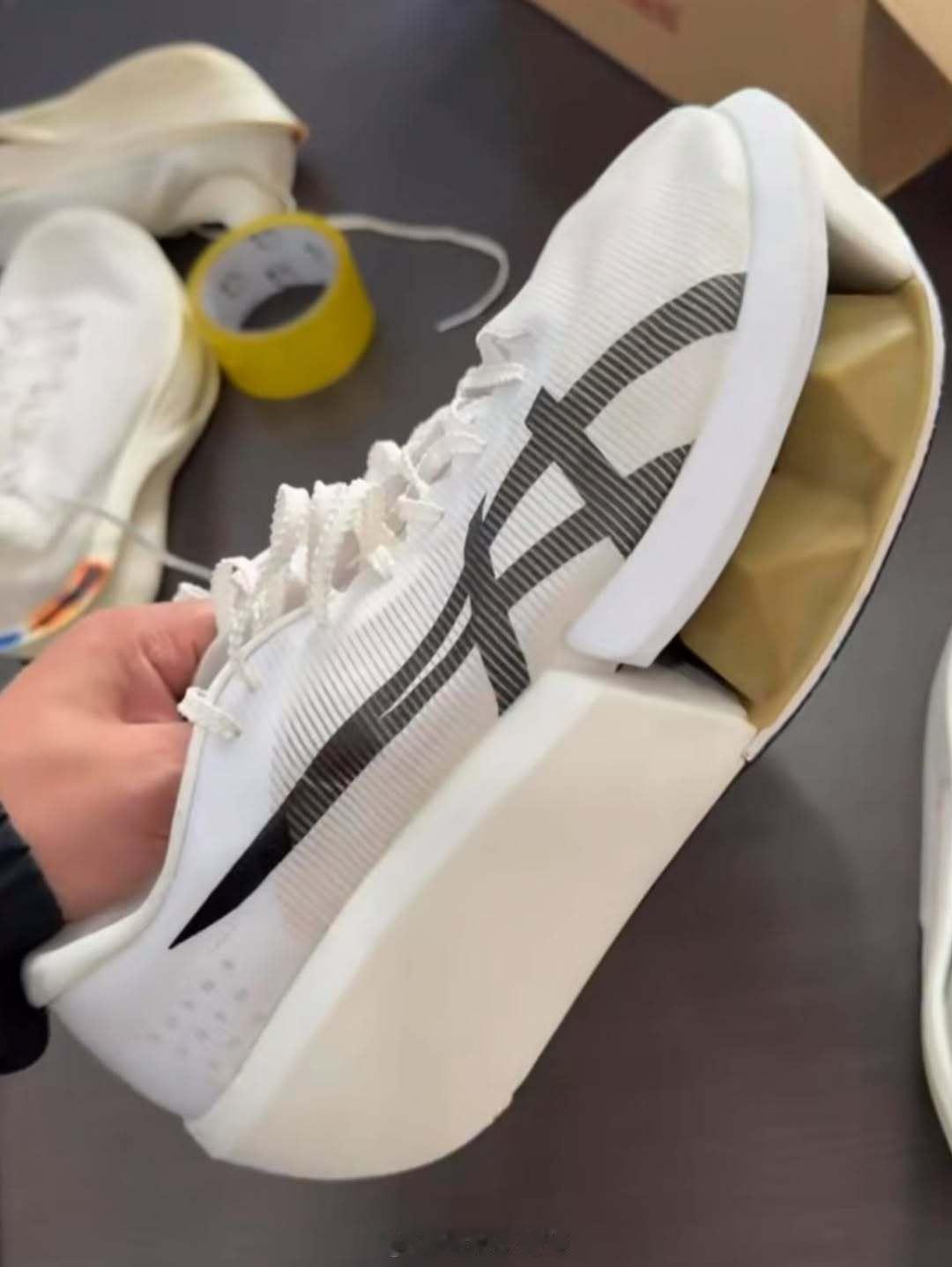 亚瑟士ASICS-MXTYPE-A的世界田联登记照与实物。亚瑟士跑鞋