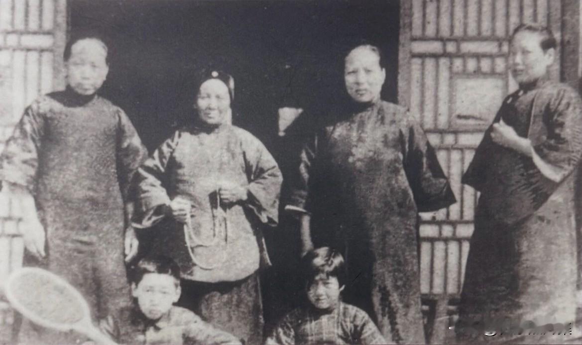 蒋介石家人的一张合影。前排左起蒋纬国、蒋介卿女儿蒋华秀；后排左起蒋介卿夫人单氏、