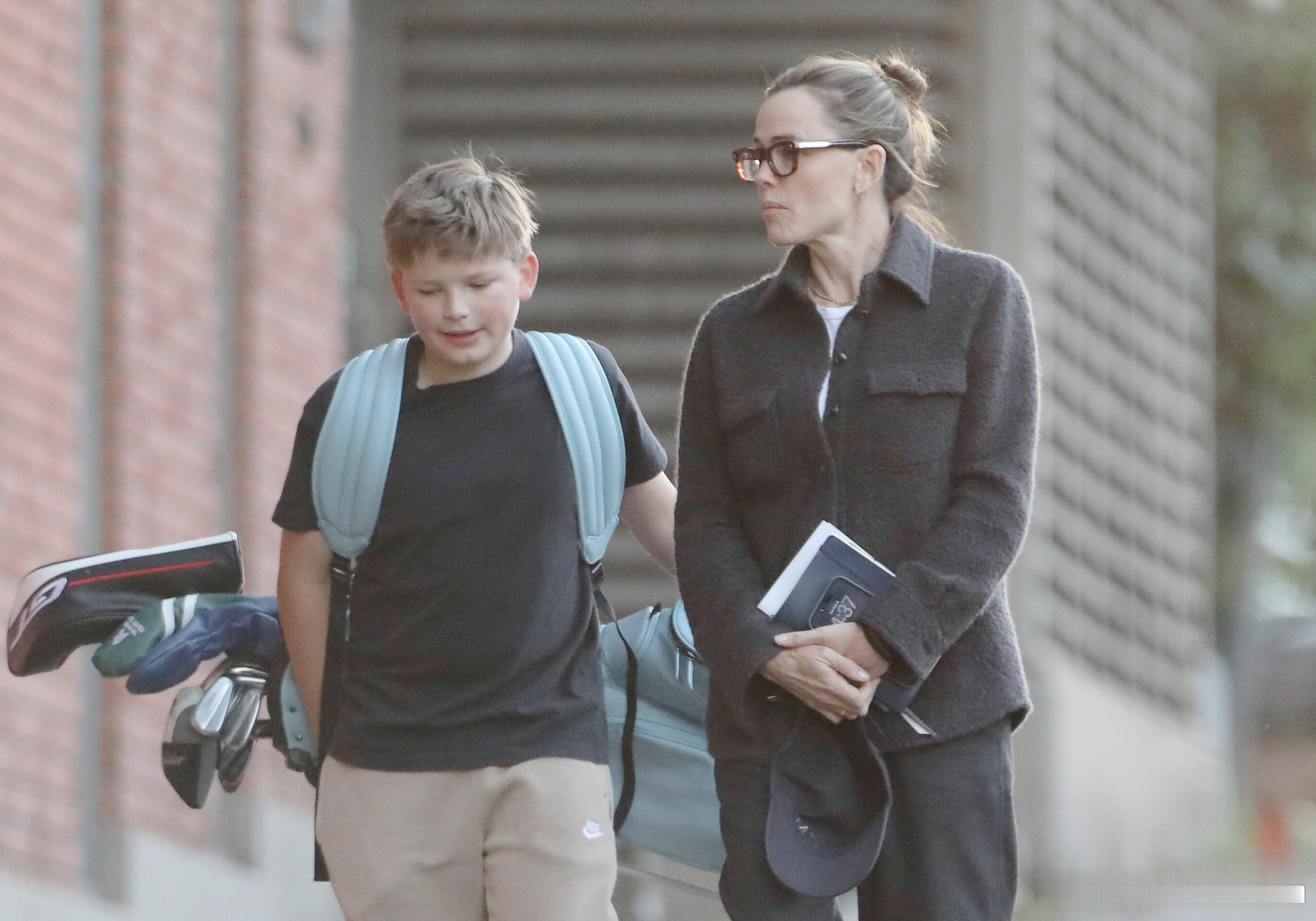 Jennifergarner詹妮弗加纳和儿子Samuel在洛杉矶外出，这会是陪