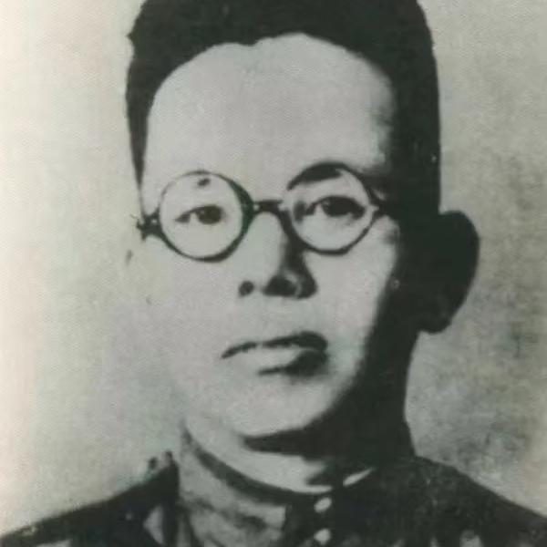 这位将军见义勇为，惨遭歹徒杀害，凶手却侥幸逃脱、逍遥法外。他本领出众、战功卓著，