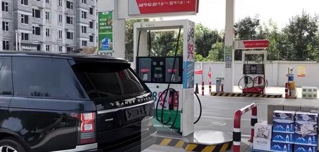 一位路虎车主去到加油站加油，由于当时加油的车辆很多，加油的大姐一不小心错把92号