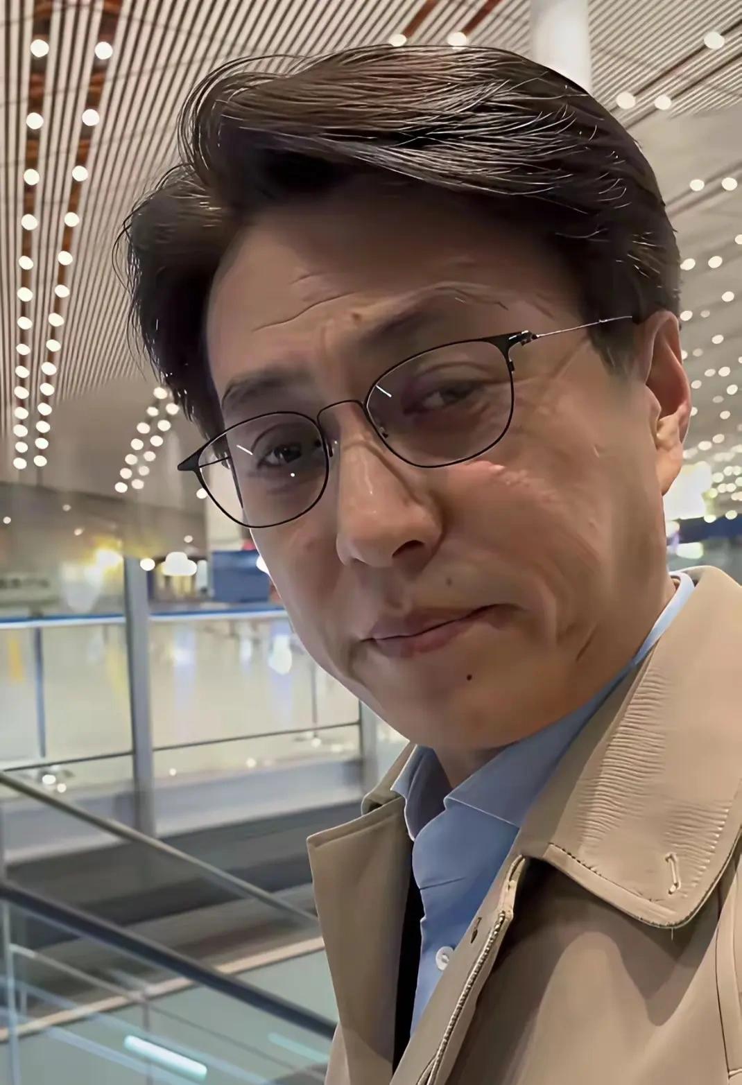 不到50岁，靳东素颜还是略显老了，脸上有明显皱纹。