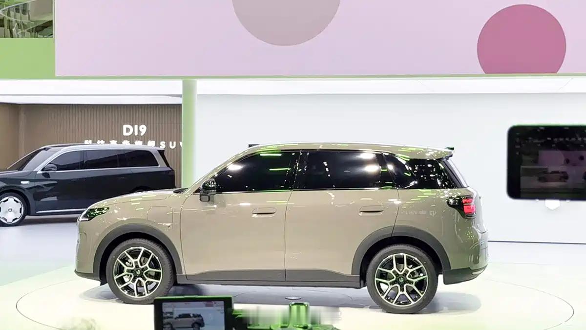 零跑A10来了，零跑精品小车500km续航，16分钟快充250km续航8295P