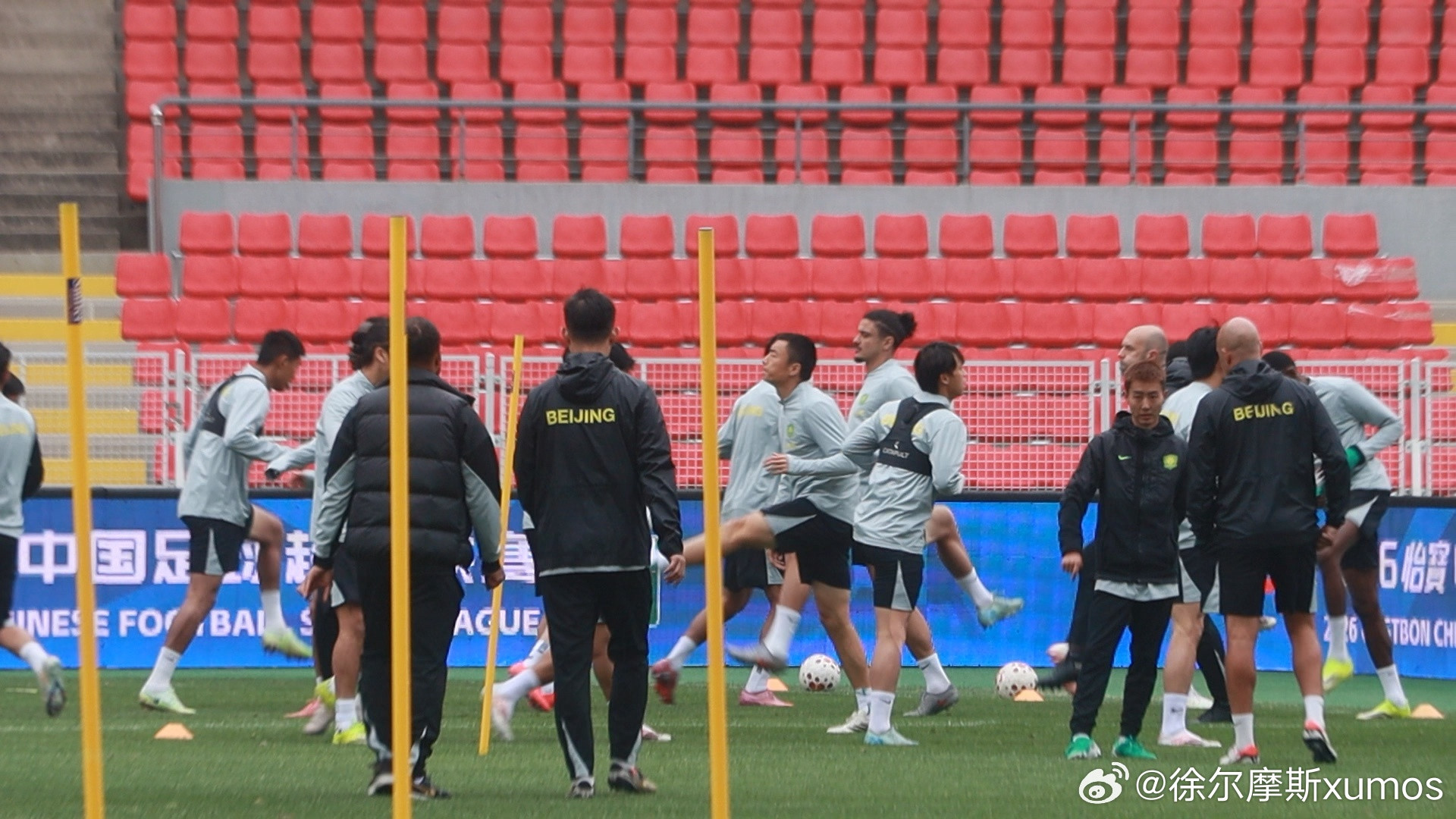 今天上午，国安在铁西体育场进行了赛前官方训练。人员层面，能看到的，之前有伤在身的