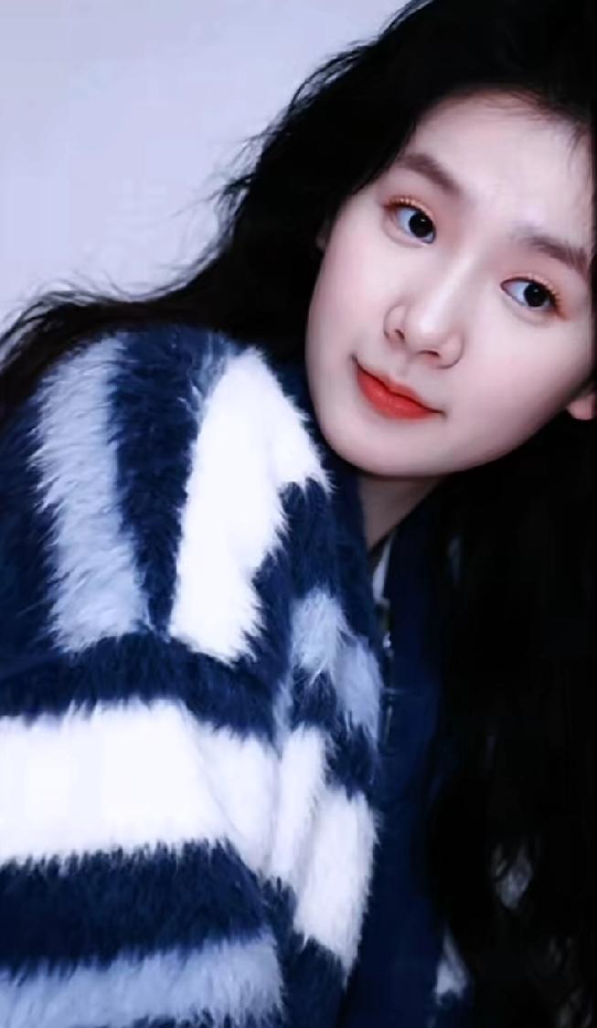 等到王曼昱有一天真的梳了长发，这还不迷死人！其实曼昱的五官生的都特别秀气，有种