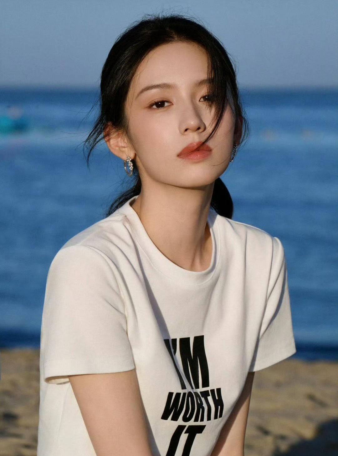 周也简单的白T恤穿出来杂志大片的感觉。