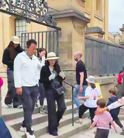 近日有网友在牛津大学偶遇演员郭涛一家四口。当天郭涛和妻子李燃带着18岁的儿子石头