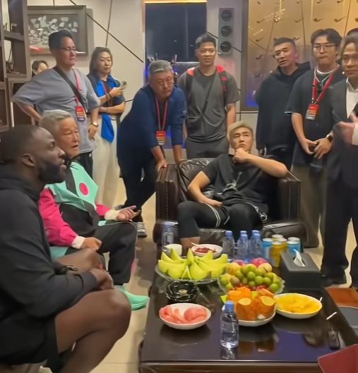 郭艾伦带着格林，共同去拜访赵本山，三个人坐在沙发上热聊；宋小宝等徒弟，全程站在旁