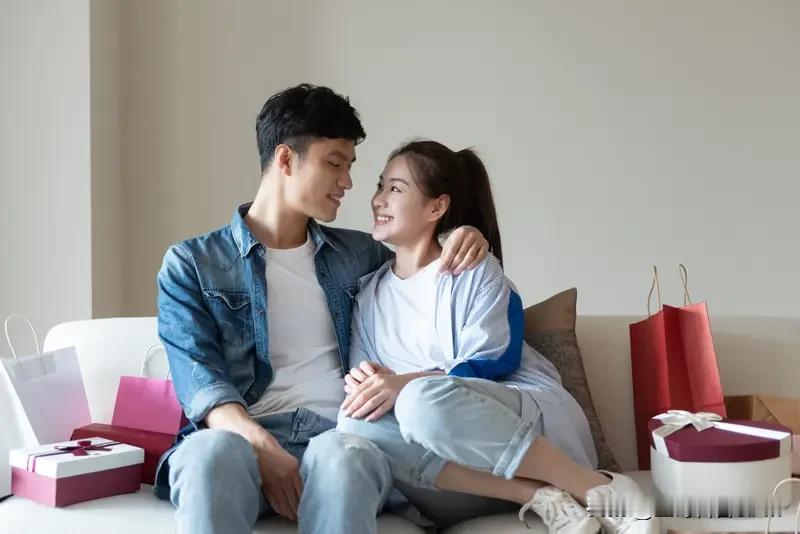容易和异性发生关系的女人，往往有这俩特征。一类是外表坚强独立，内心却长期缺爱、