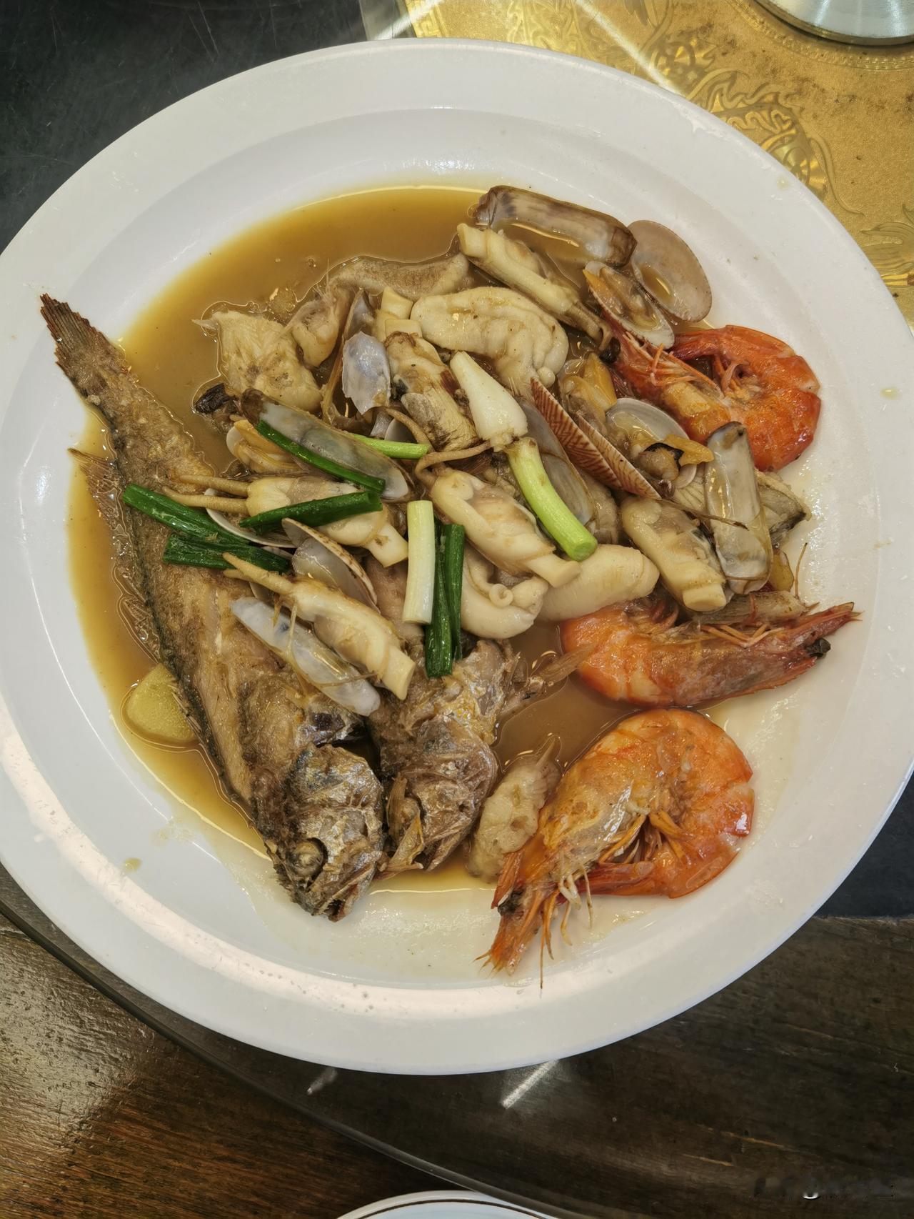 刚翻相册，最近一张美食照就是本地海鲜拼盘，那叫一个鲜香！就说这鲍鱼拼盘，之前总
