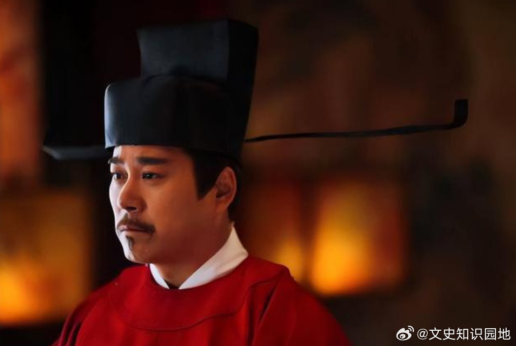 1131年，曲端遭人构陷谋逆罪名入狱。他被狱卒锁进烧红的铁笼，蜡封口鼻，烈火炙