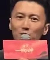 遗憾里的复合期许舞台上的剖白，藏着半生的遗憾。当谢霆锋说出“儿子以后我们还能