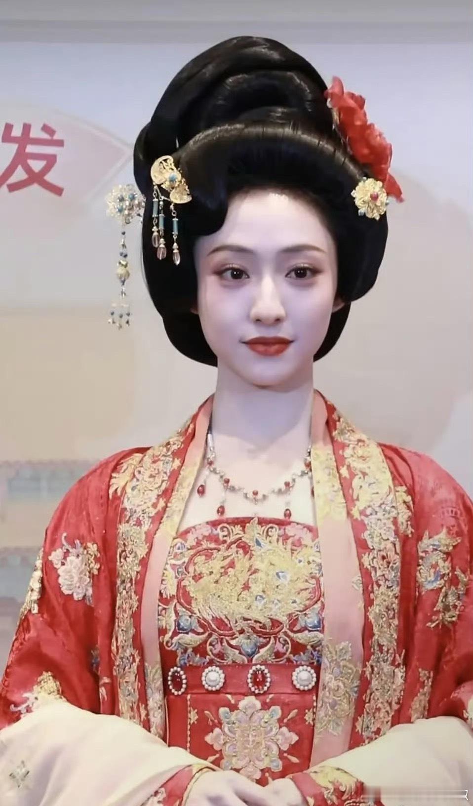 路人三选一，谁最撑起了这个造型？