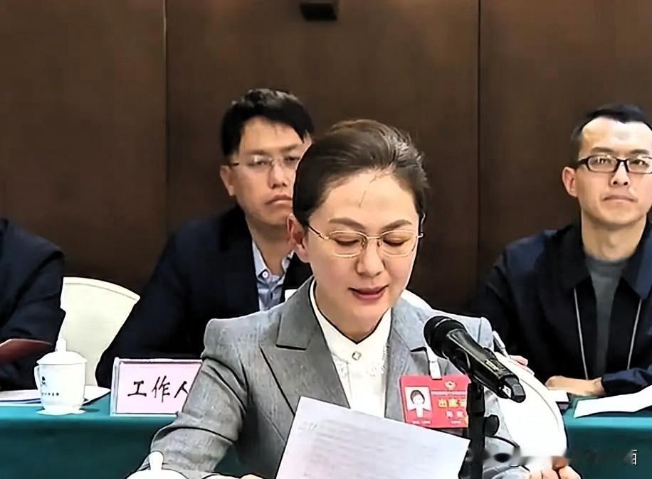 退休之后的海霞在素颜状态之下气质杠杠的，五官精美，眉眼有特点，身材比例更是出类拔