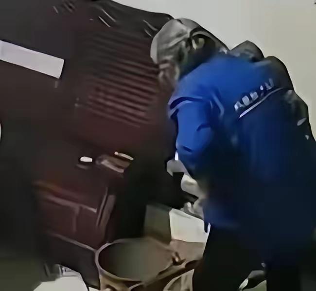 几千块能买来体面，却买不来良心！一个三十六岁的儿子翻看家里监控，瞬间心口一沉：腿