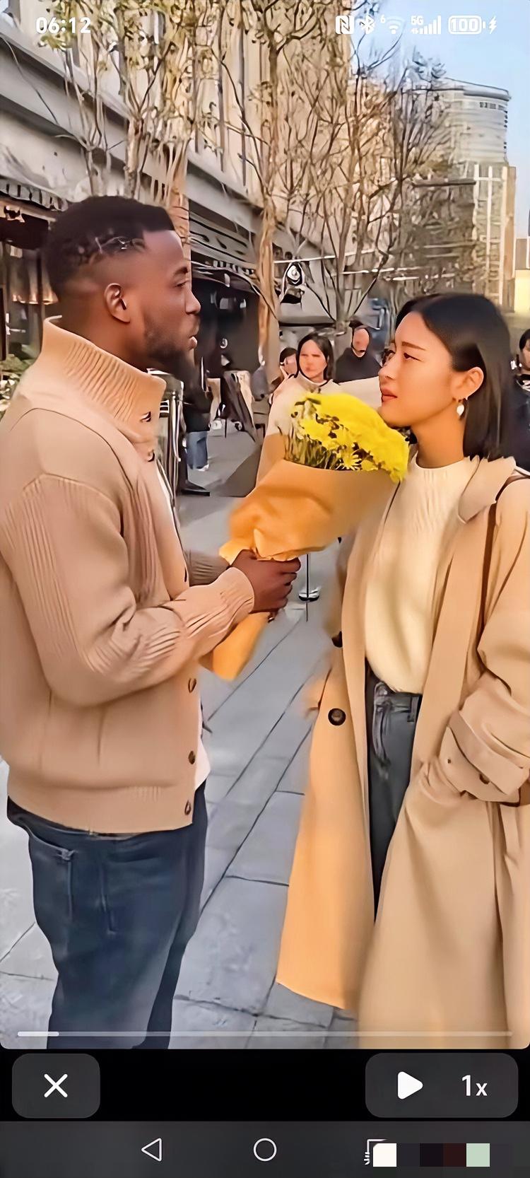 异国男子捧花表白，中国女孩一句“男人守国门，女人守血脉”直接封神！这格局、这骨气