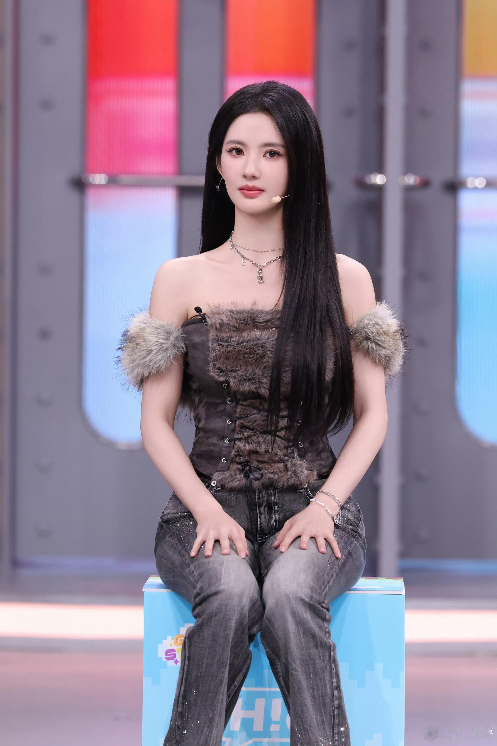 刘些宁hi6抓拍出神图了你好星期六刘些宁就这样在hi6出神图了！美女随便一拍都好