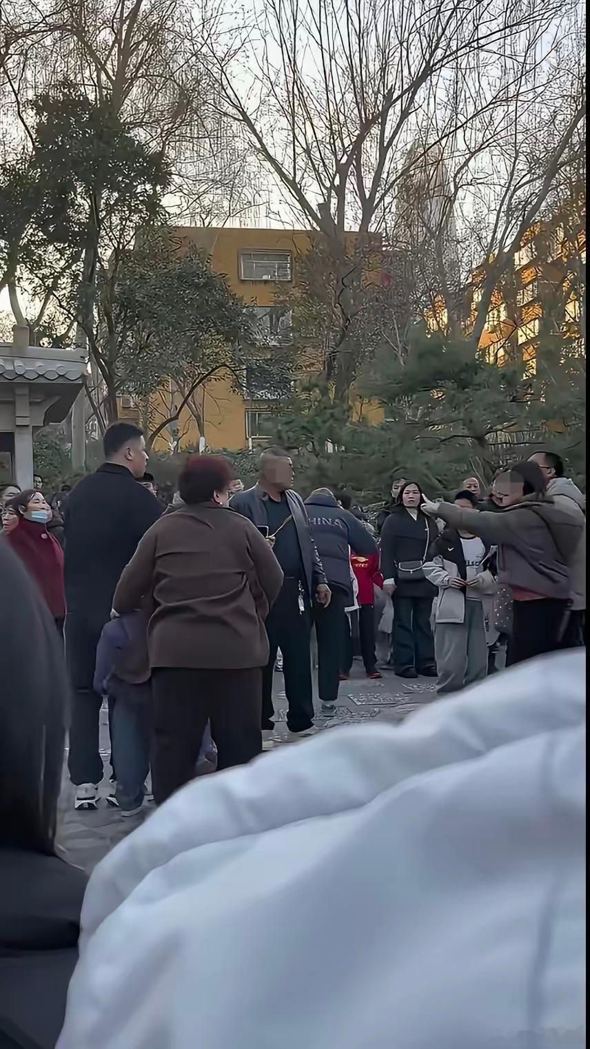 近日，山东趵突泉景区里，两个家庭吵得不可开交，眼看就要动手，好几次被路人拉开。起