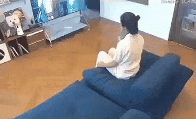 这个熊孩子，无意中害了妈妈，实实在在说，这事不怪孩子，孩子出生的时候都是一样的，