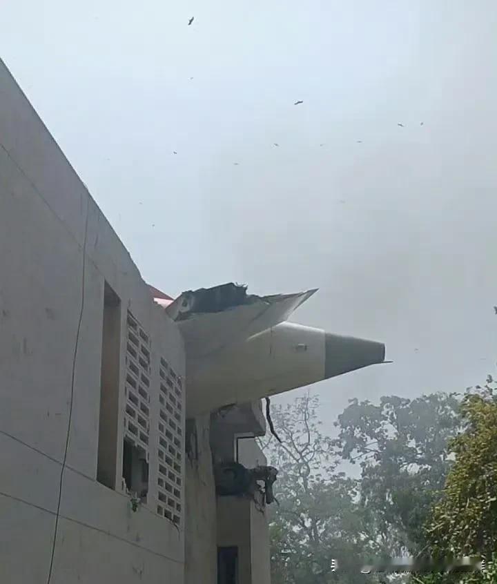 这是震惊世界的悲剧，载有242人印度一波音飞机坠毁，且乘客全部遇难！飞行仅5分钟