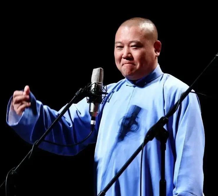 不少人正搬着小马扎，眼巴巴盼着郭德纲这次在武汉结结实实栽个大跟头结果瓜还没熟