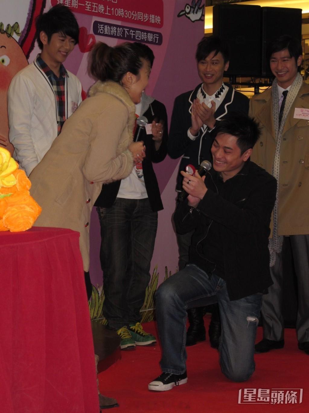 星岛：前TVB上位小花11年婚姻亮红灯？与老公合照绝迹晒母子合照泄心声：只有我