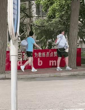 莎莎跟大头的身高差，原来算不了啥啊！看看吧，今天见识了更高“巨人”！莎莎
