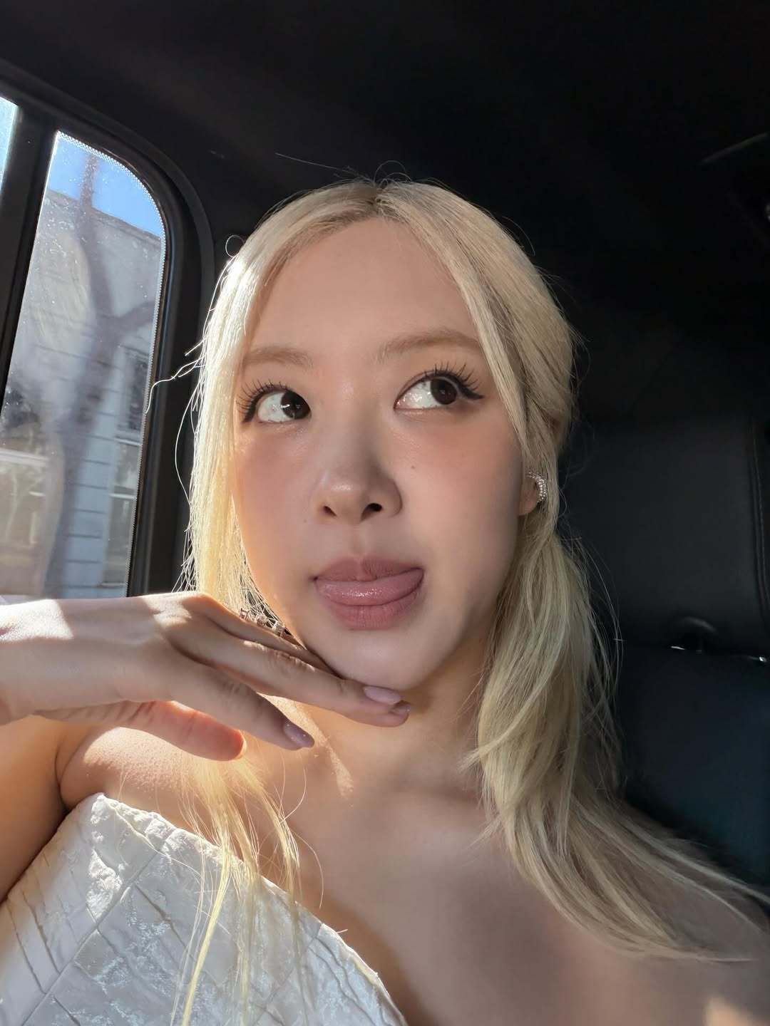 251207Rosé更新IG🤍“happyoneyear:P”可爱~