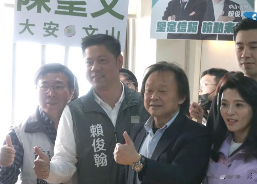 王世坚陪子弟兵登记参选市议员迎战高嘉瑜民进党立委王世坚今天（4日）上午陪