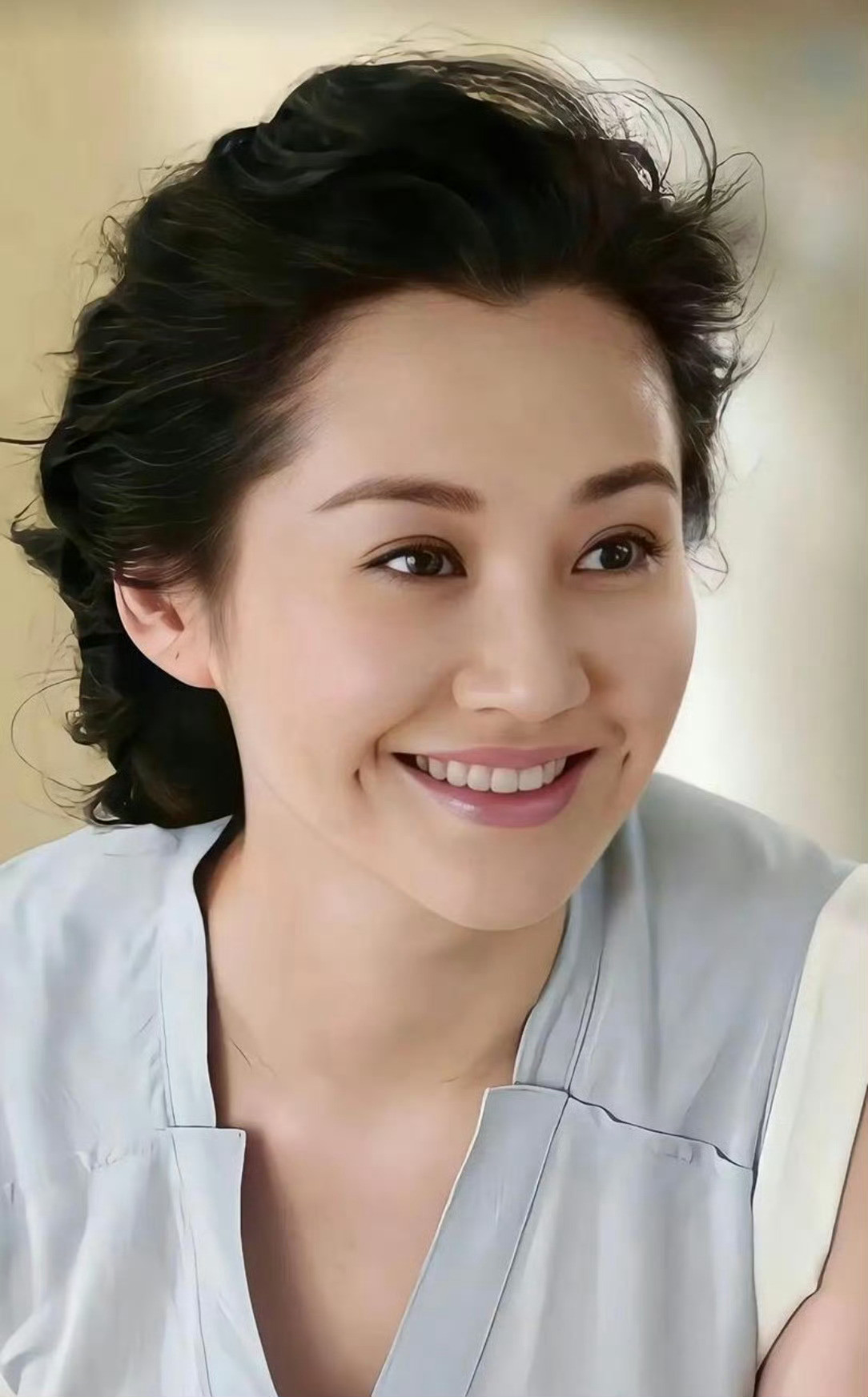 2015年《花儿与少年2》播出期间，许晴因节目中的争议表现陷入舆论风暴，她在微博