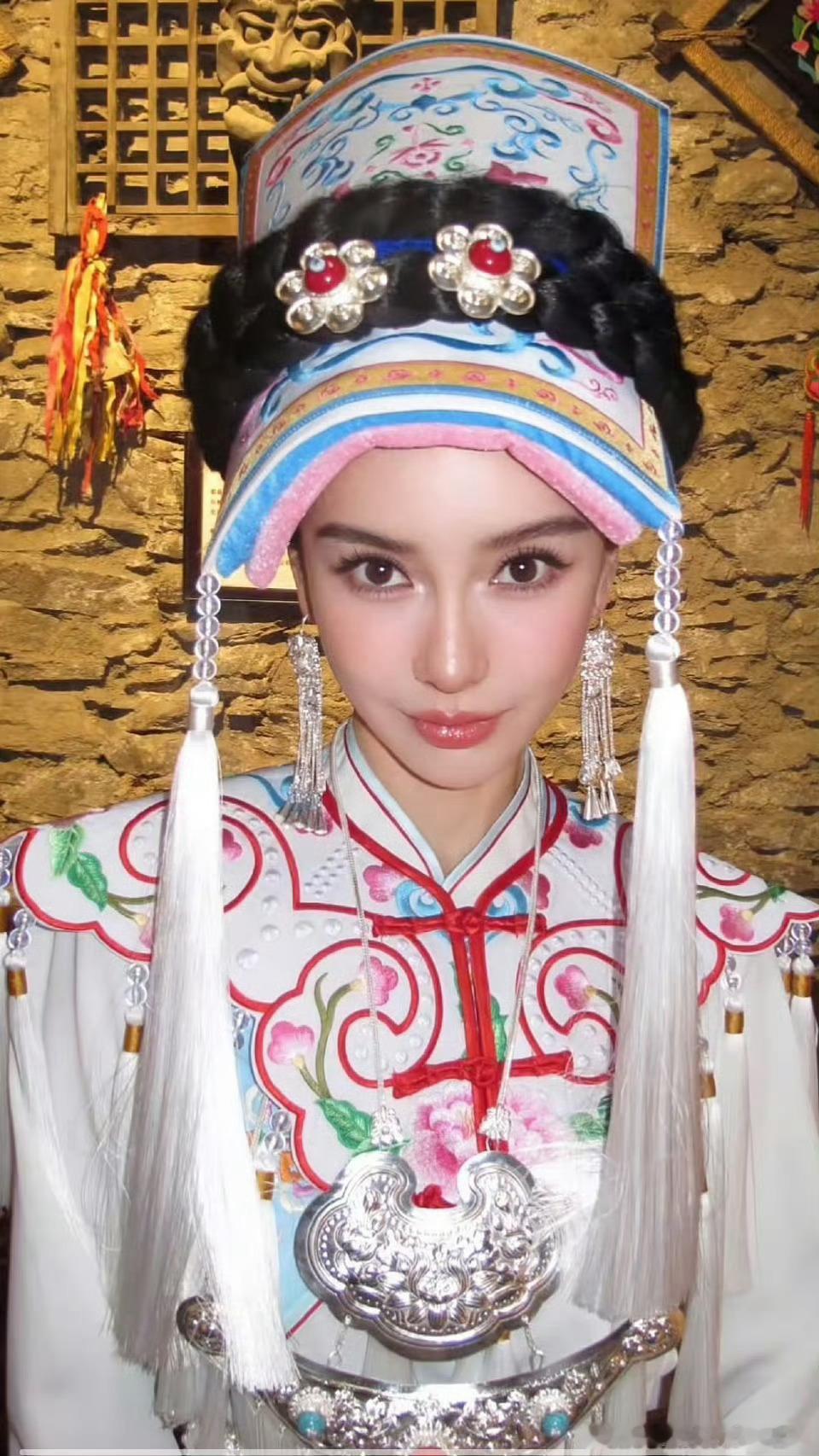 Angelababy羌族服饰ccd大片baby不管咋样都很美！就这个怼脸实在太权