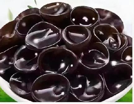 黑木耳有“人体清道夫”的美称，冬天这样做着吃最养身体！不过要是吃不对，可就可能变