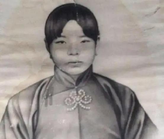 1906年，蒋介石一脚踢向妻子，瞬时，毛福梅捂着肚子倒下了，哀泣不止。蒋母王采玉