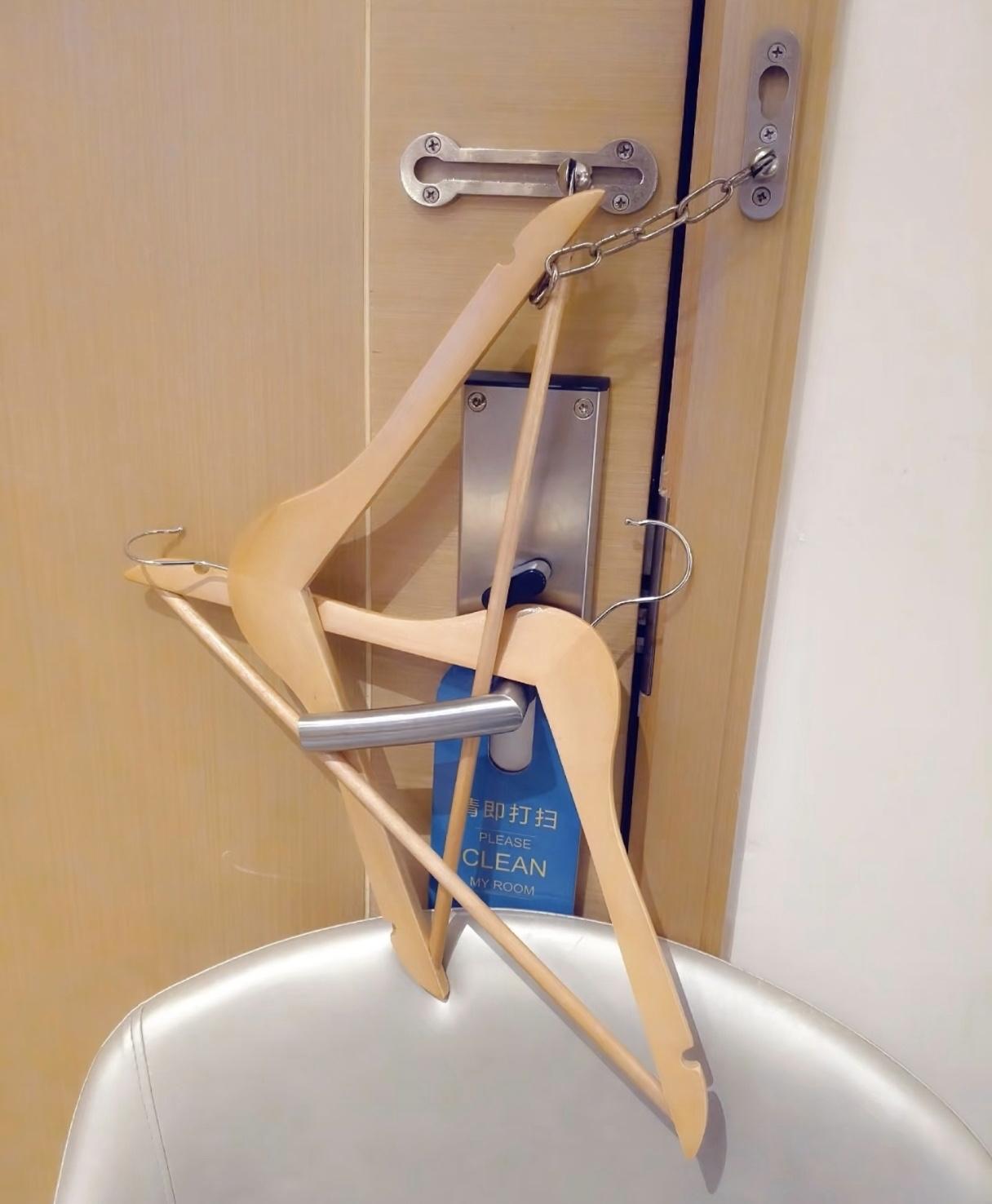 一对情侣开开心心去青岛旅游，花了近五百块订了家高档型的桔子水晶酒店，本来想着舒舒